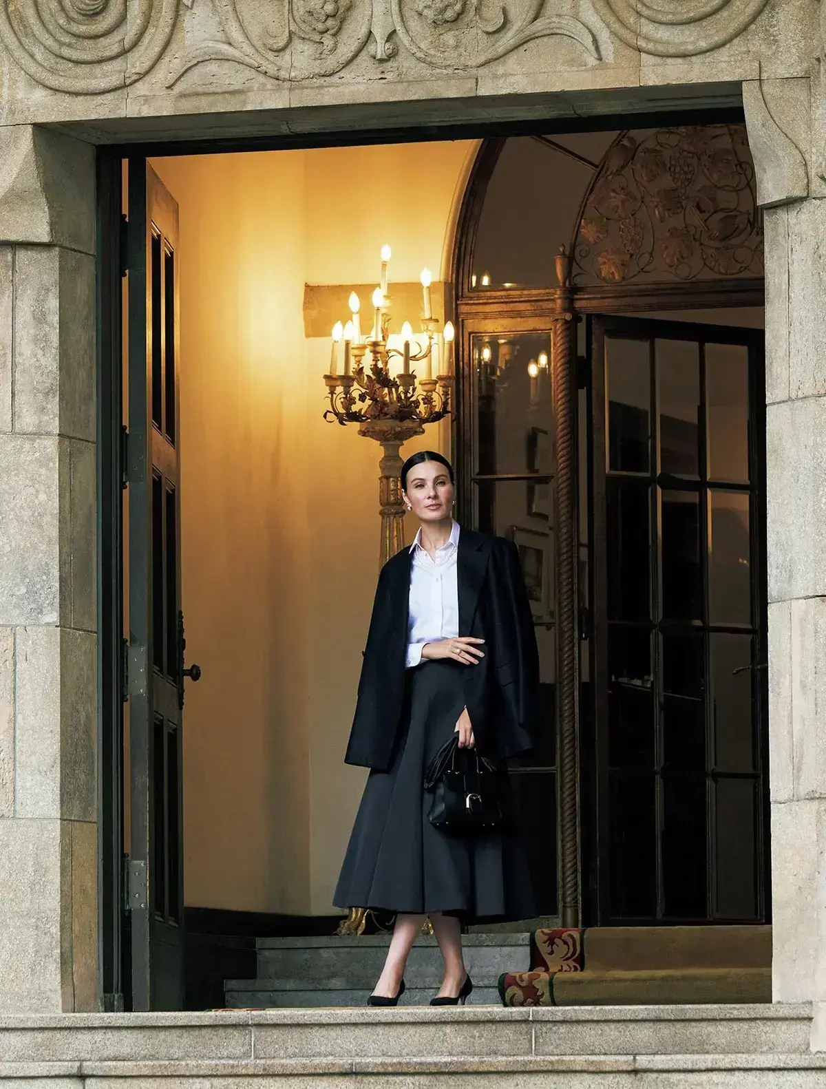 可憐なサーキュラースカートは、深いツヤをたたえた黒でシネマティックなムードに