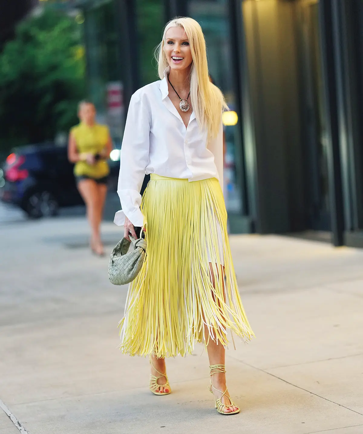 幸福オーラ満点の白×レモンイエローの着こなし