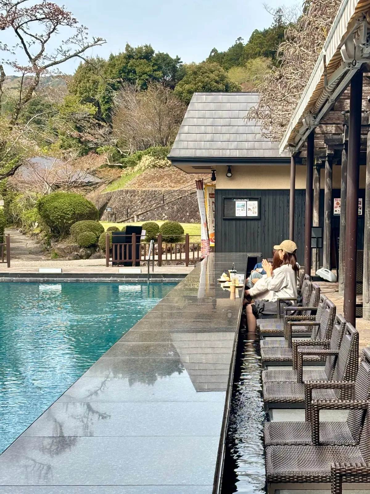 足湯に入りながら美味しいパンが食べられるの画像_9