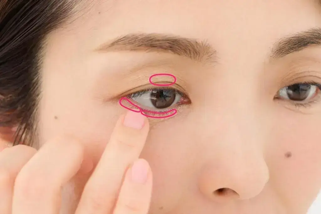 ツヤ感ベージュでくすみを払い、立体感をアップ