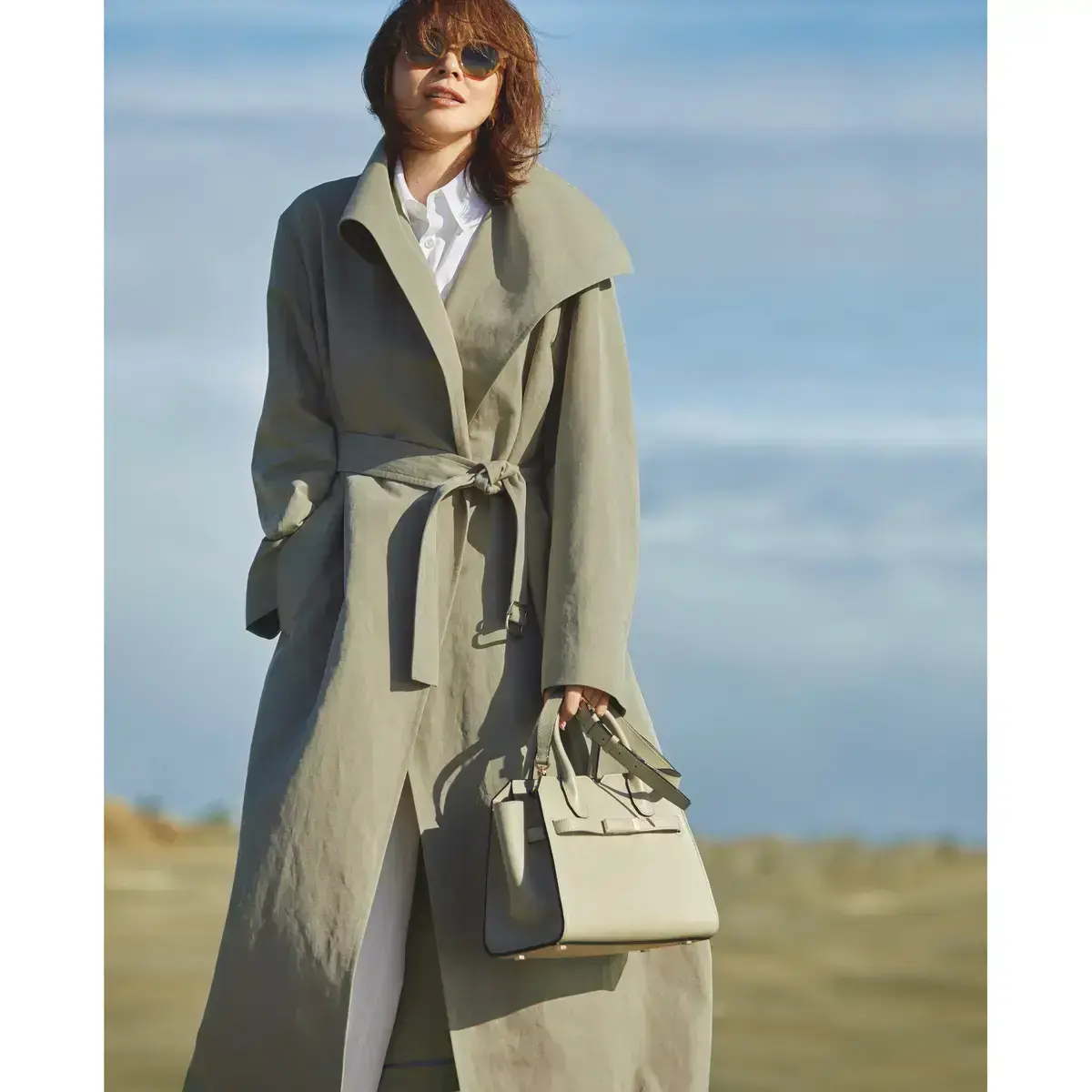 優雅なビッグカラーコートは、クラシカルな白シャツできりっと爽やかに！