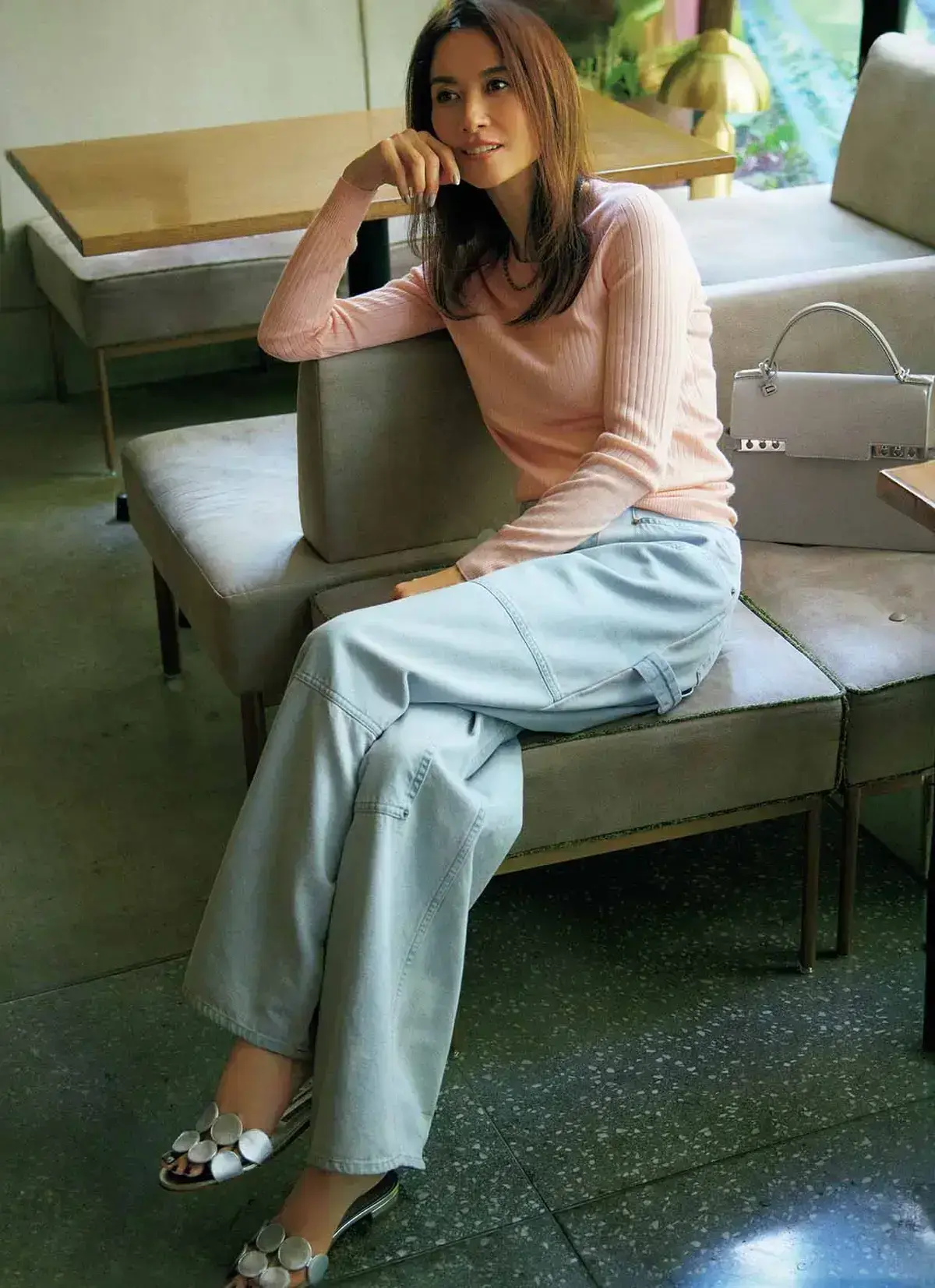 カジュアルだけれど、華のある女性。優しいソルベピンクに、ひとくせデニムパンツ