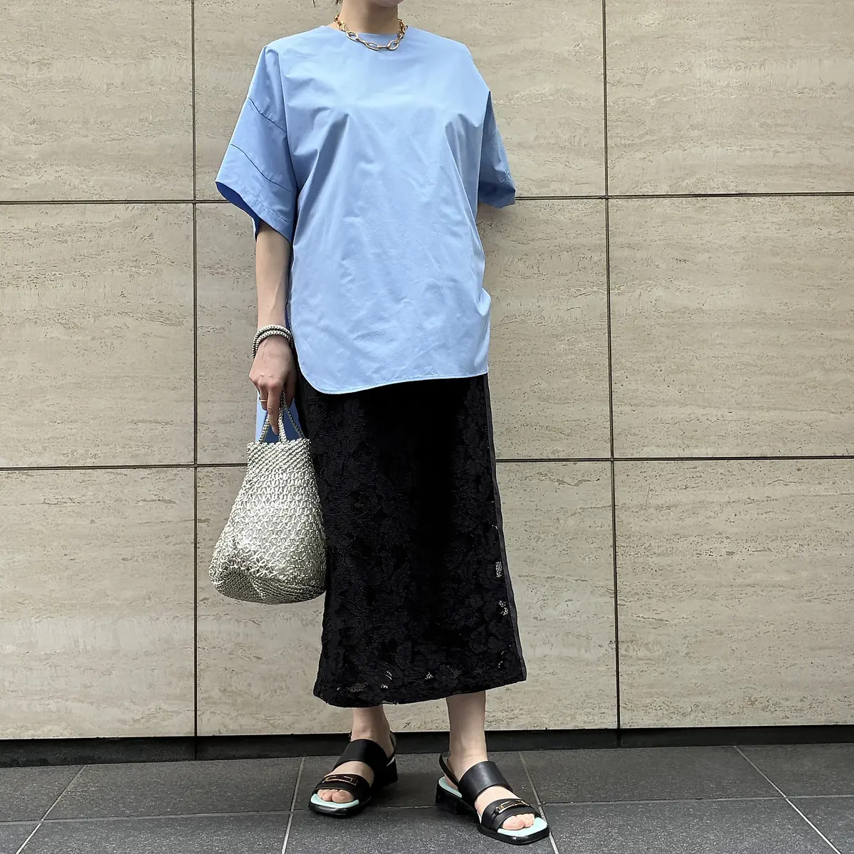 LE PHIL×eclat 【別注】ハーフスリーブブラウス ￥27,500を着たスタッフ（155cm、骨格ナチュラル）