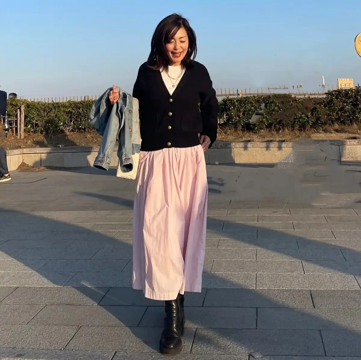 桜ピンクのスカート ネイビーのカーディガン