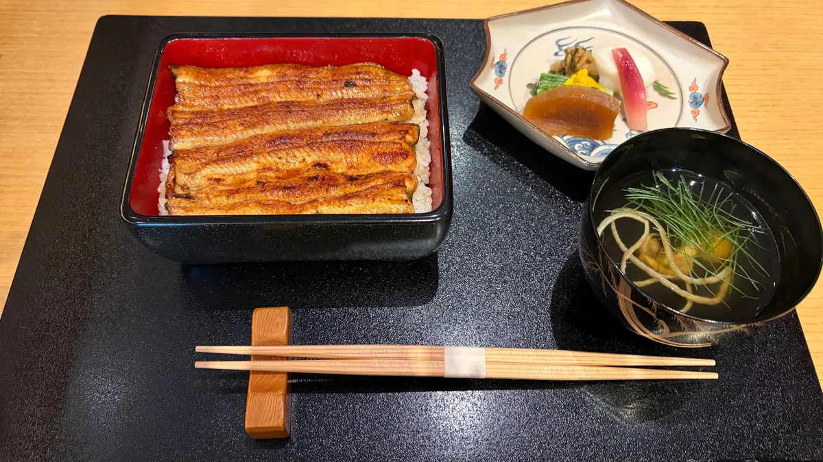 うな重と香の物、お吸い物の写真