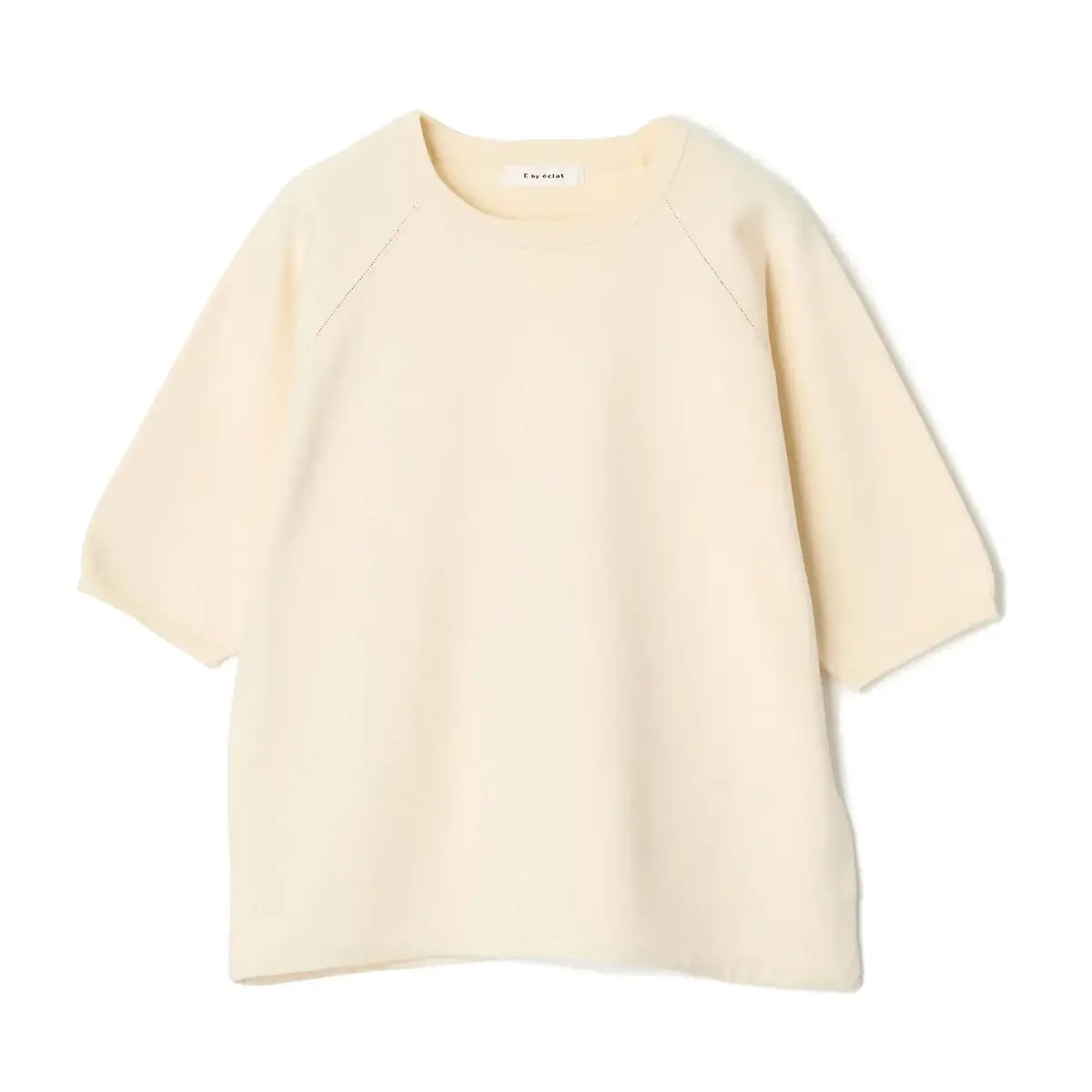 E.m by aciatのオフホワイトのトップス。ゆったりとしたシルエットで、3分袖のシンプルなデザイン。クルーネックで、無地。