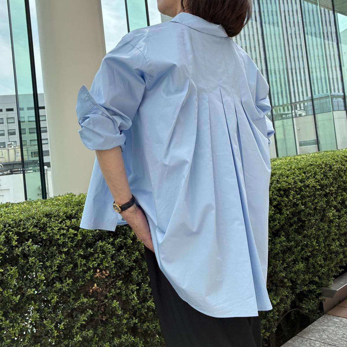 drawell for E by eclat バックタックフレアシャツ ￥25,300　を着用したF美の後ろ姿