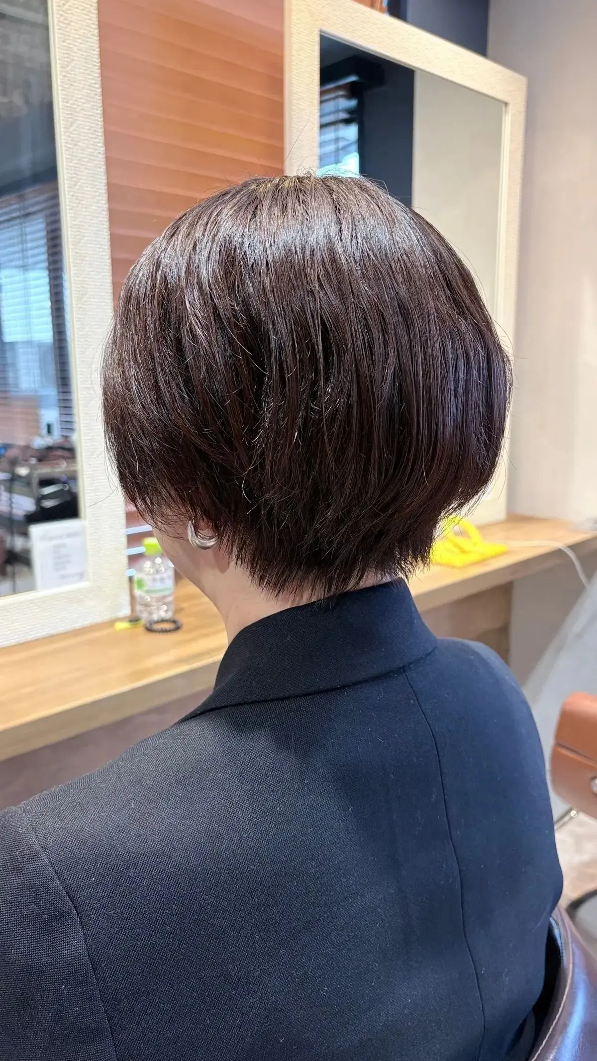 50代ヘアスタイル　ショートヘア　後から見たヘアスタイル