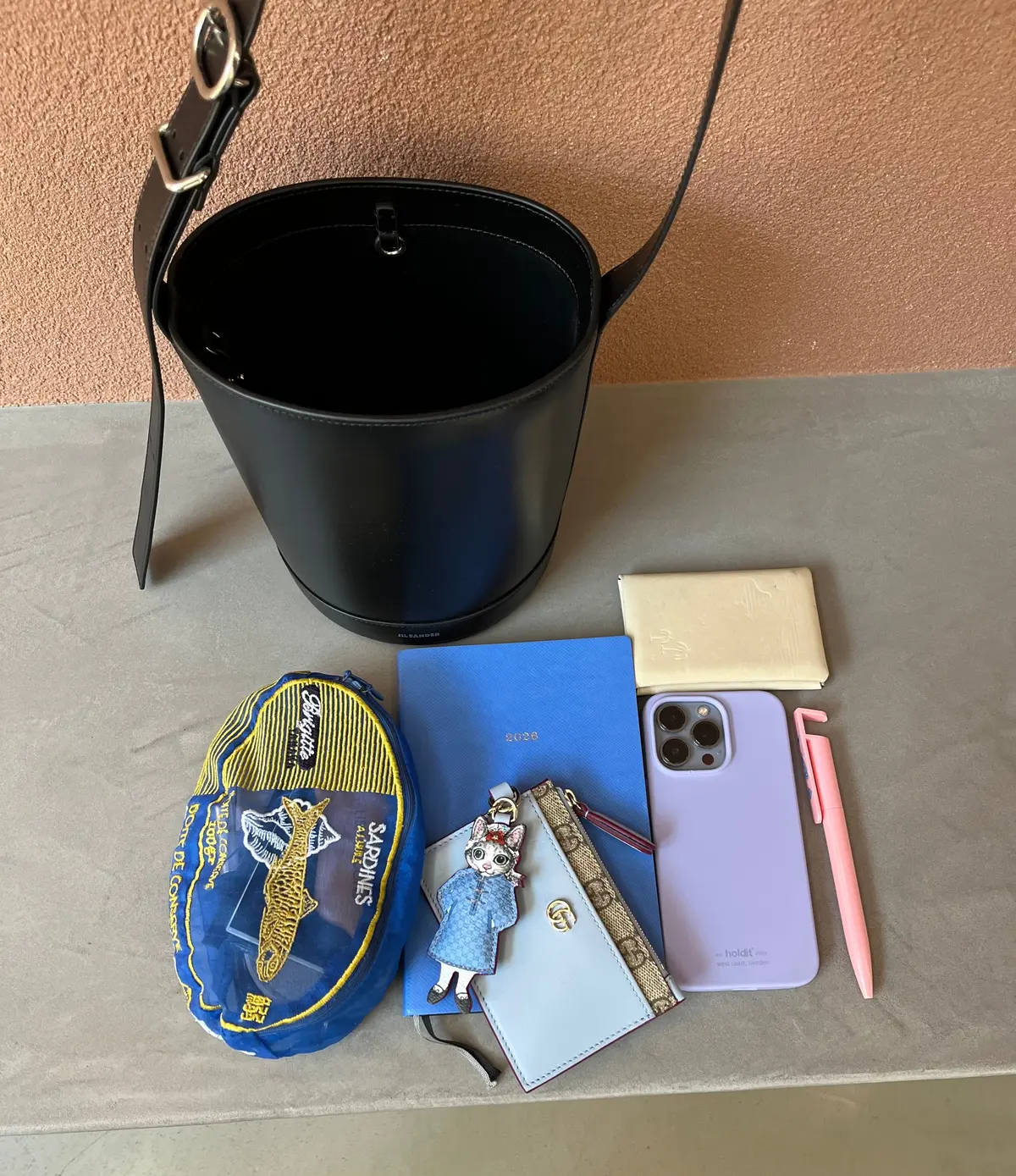 ジル サンダーのカンノーロ バケットバッグにはこんなに荷物が入る　エクラ編集部員の偏愛名品図鑑