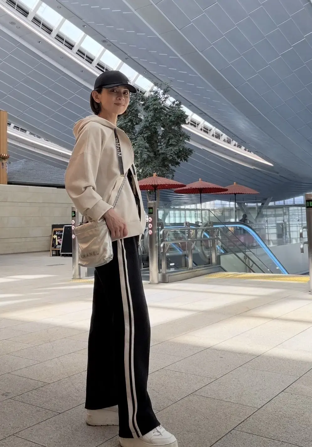内村舞子さん　スニーカー