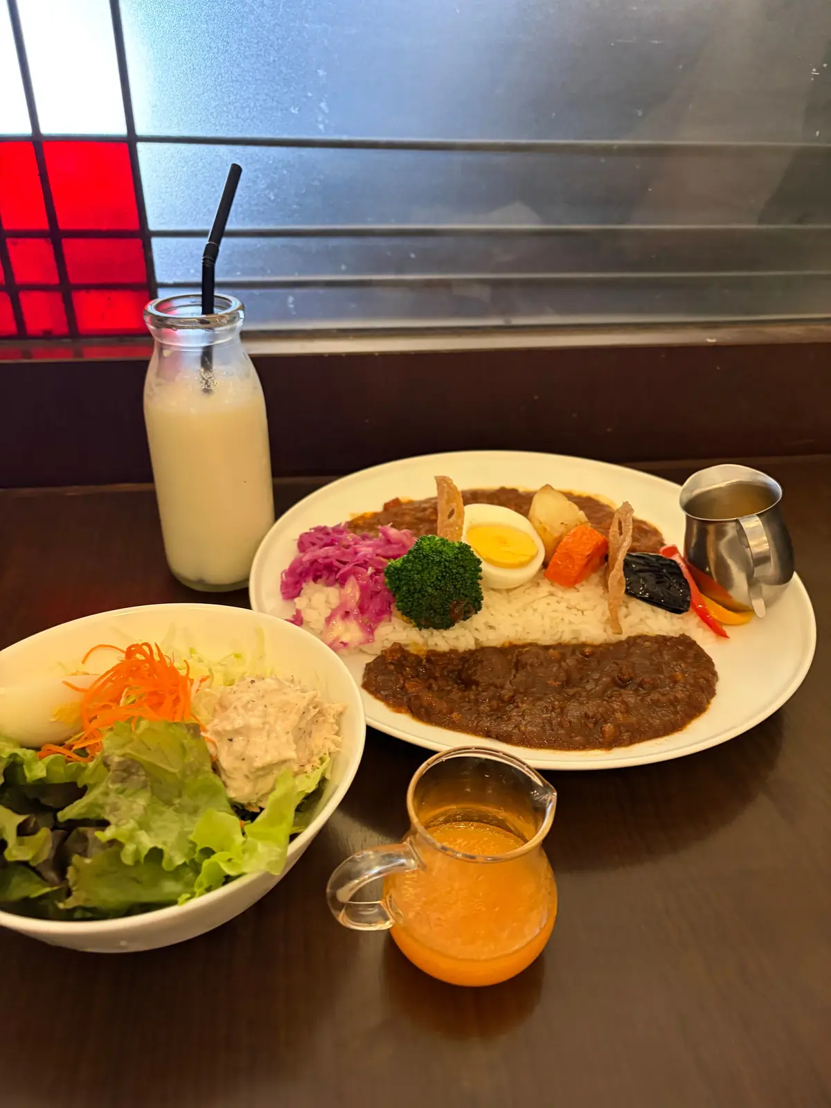 カレーの他、サラダとラッシーのような乳飲料「オッシー」もオーダー