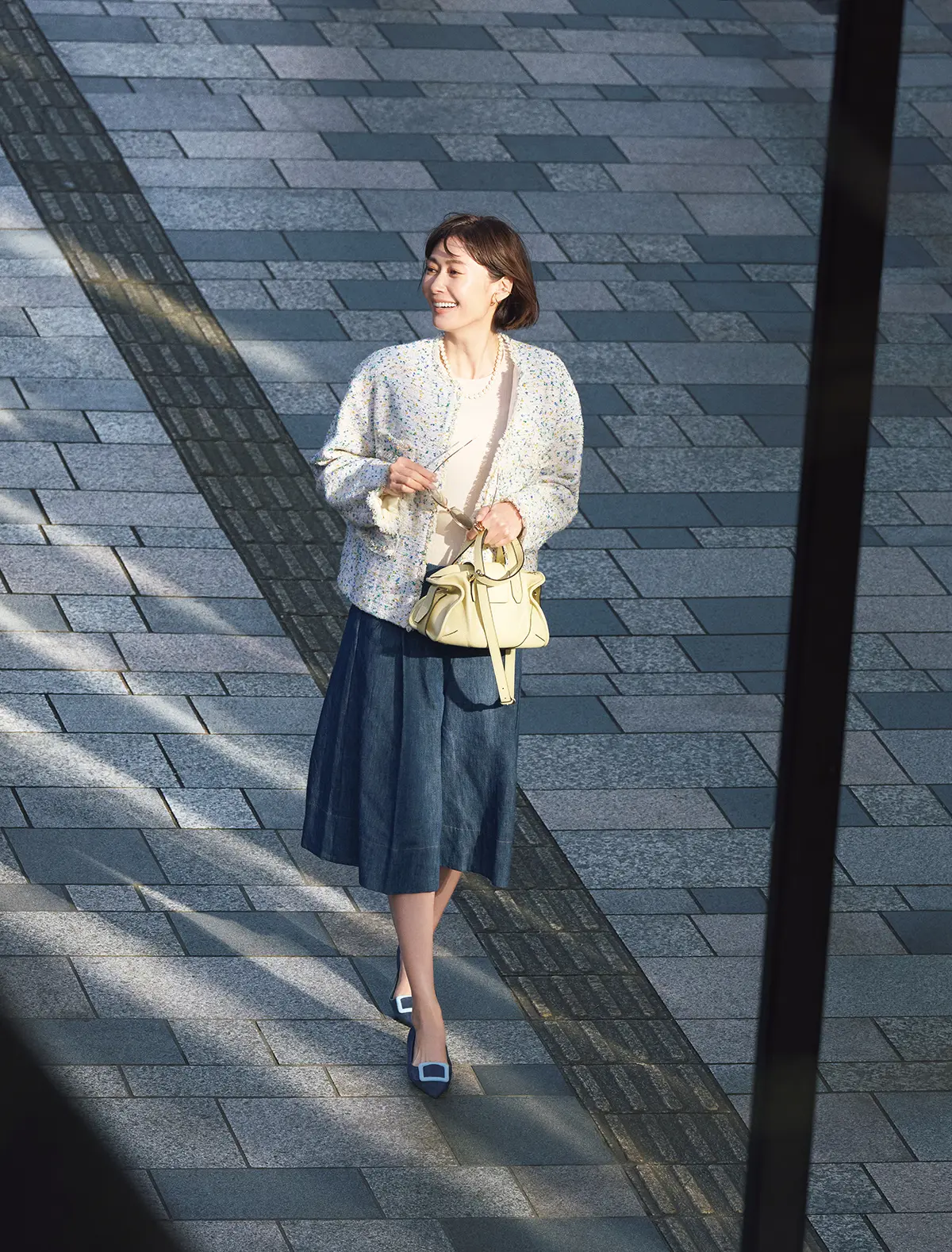 深みのあるネイビーに 軽やかなブルーのバックル。 さわやかなカラーリングで主役に！