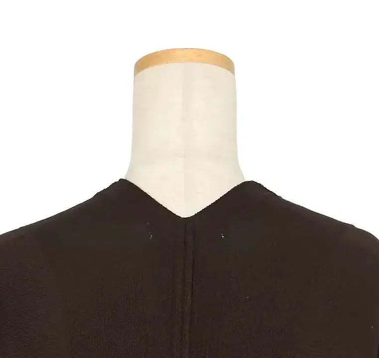 黒いカーディガン、首元にボタンが並ぶ、袖口にリブデザインが施された、シンプルなデザインの服がマネキンの上半身に装着されている