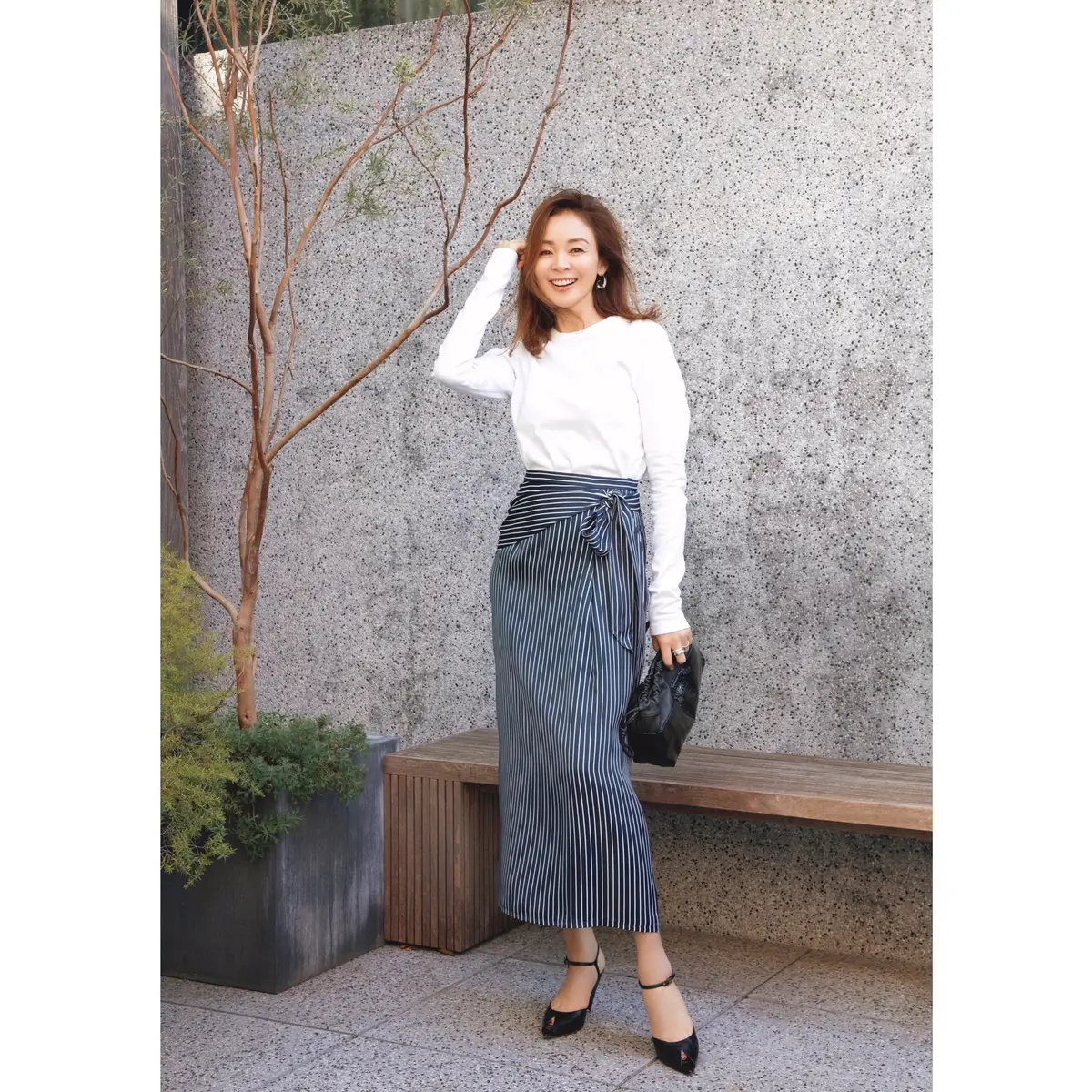 白クルーネックトップスにネイビーストライプタイトスカートを合わせたコーディネート　モデル・SHIHO