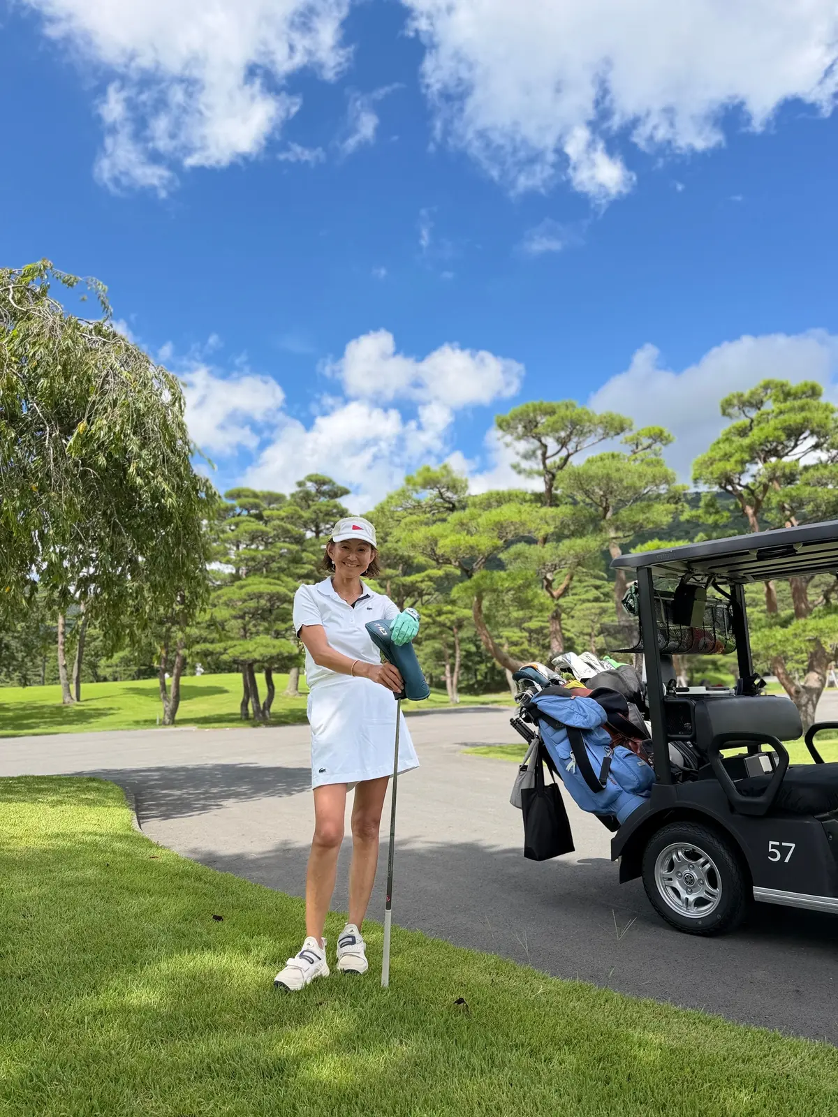 エディター松井陽子　白コーデ　ゴルフコーデ