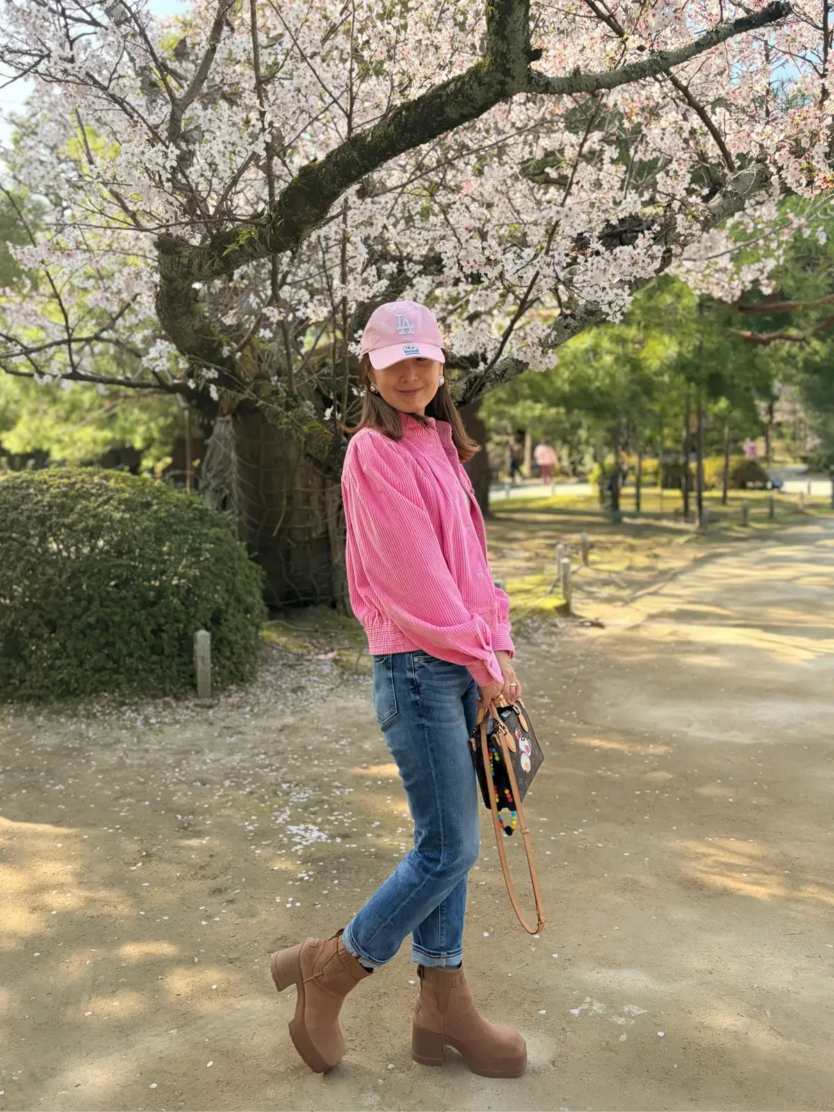 旅行コーデ　キャップ　デニムパンツ　春コーデ