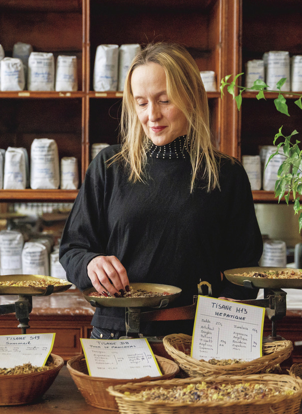 Madame Nicole Raven eau-Sabarde（il ニコル・ラ ヴノー-サバルデイユ）はこ のお店のオーナー。生物学専 門の薬剤師であり理学士の資 格も取得