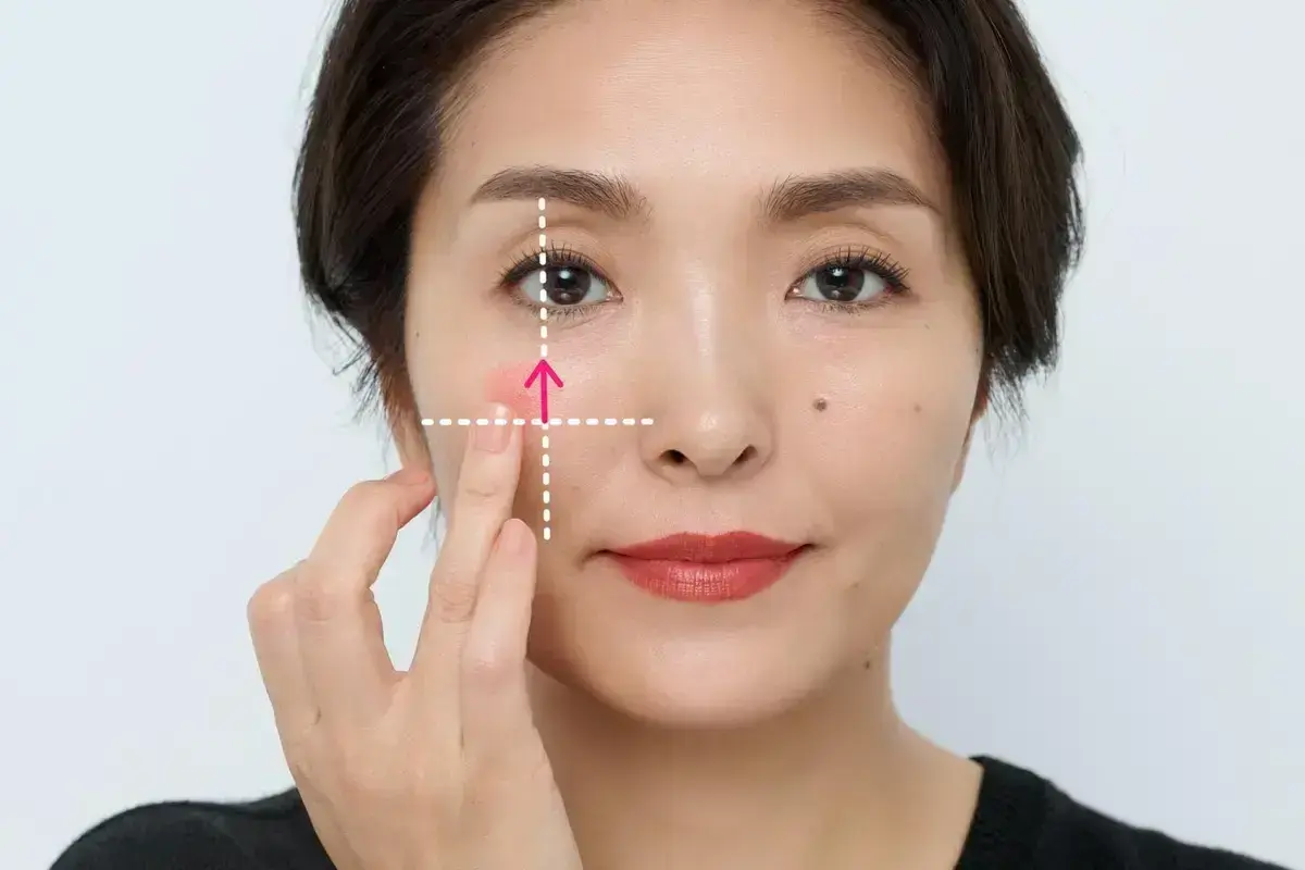 頰の中央より少し上にチークをのせます