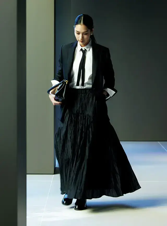 “働く黒”を楽しく演出してくれる旬のタキシードジャケット