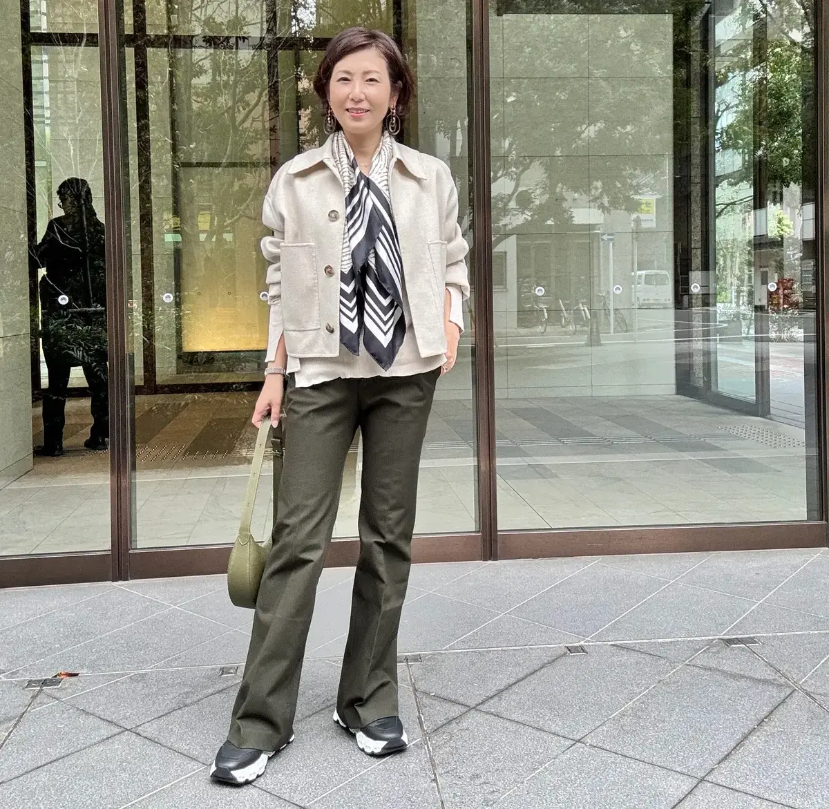 ショート丈の春コート 