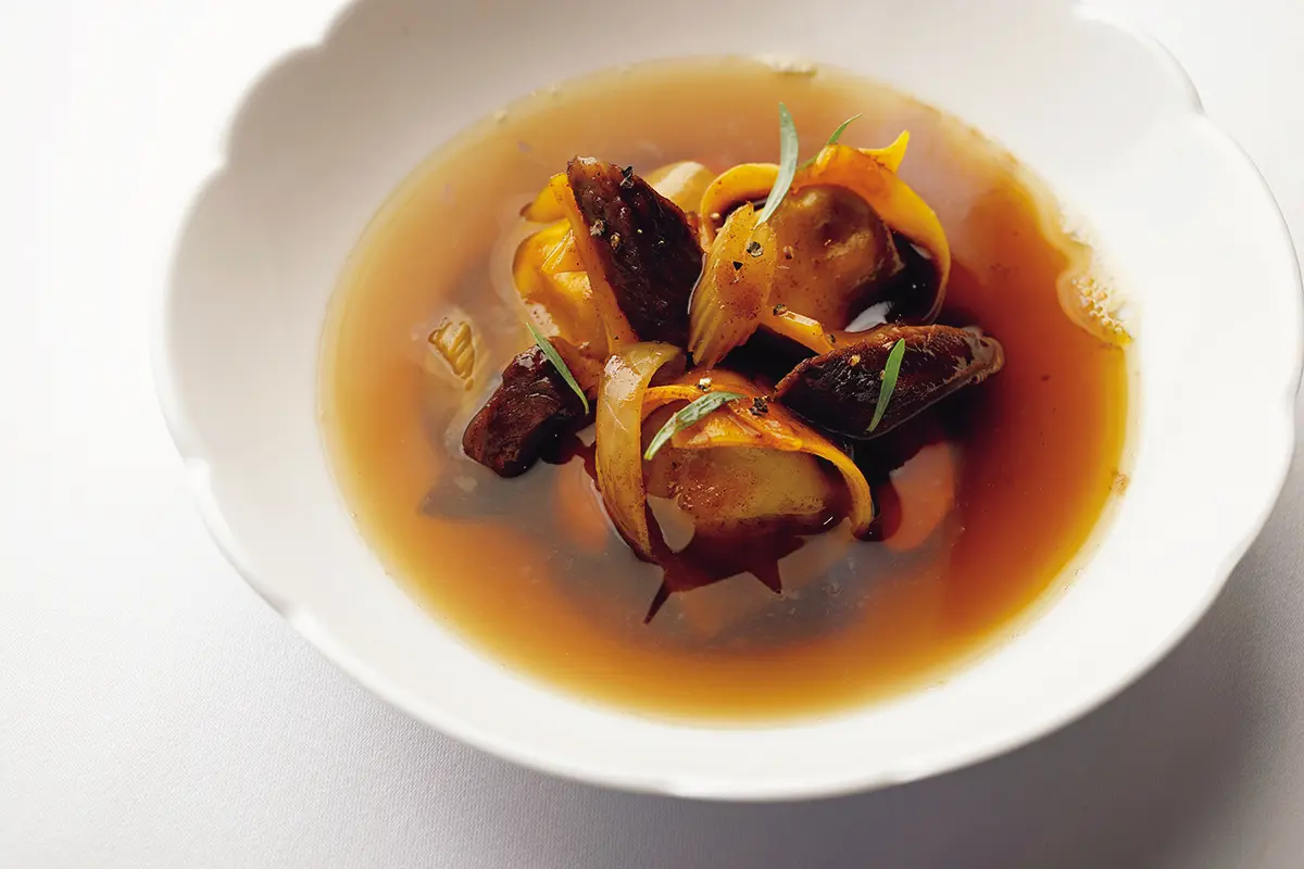 ハーブの香りのコンソメが主役