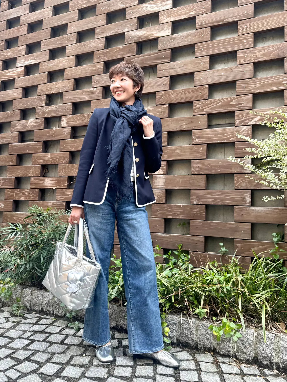 【ZARA】ネイビージャケットを羽織っての画像_6