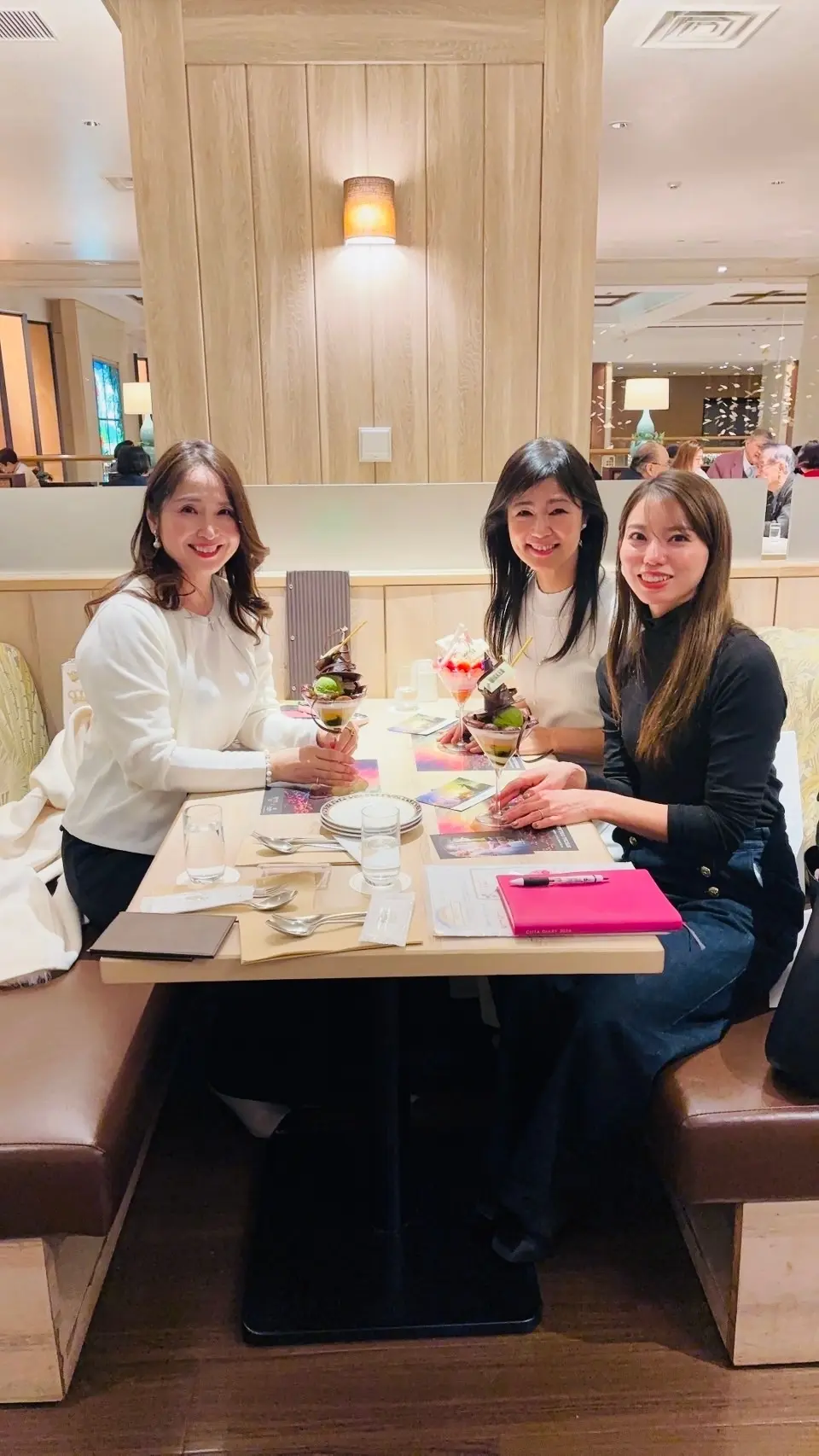 WICKED、WICKED永遠の約束、映画、女子会、品川プリンス、コーヒーラウンジ マウナケア、シルバーアクセサリー、ロングヘア、コラボパフェ、パフェ、苺パフェ、いちごパフェ、チョコレートパフェ、豪華パフェ、美味しいパフェ、スイーツ、デザート、お茶会、女子会、打ち合わせ、