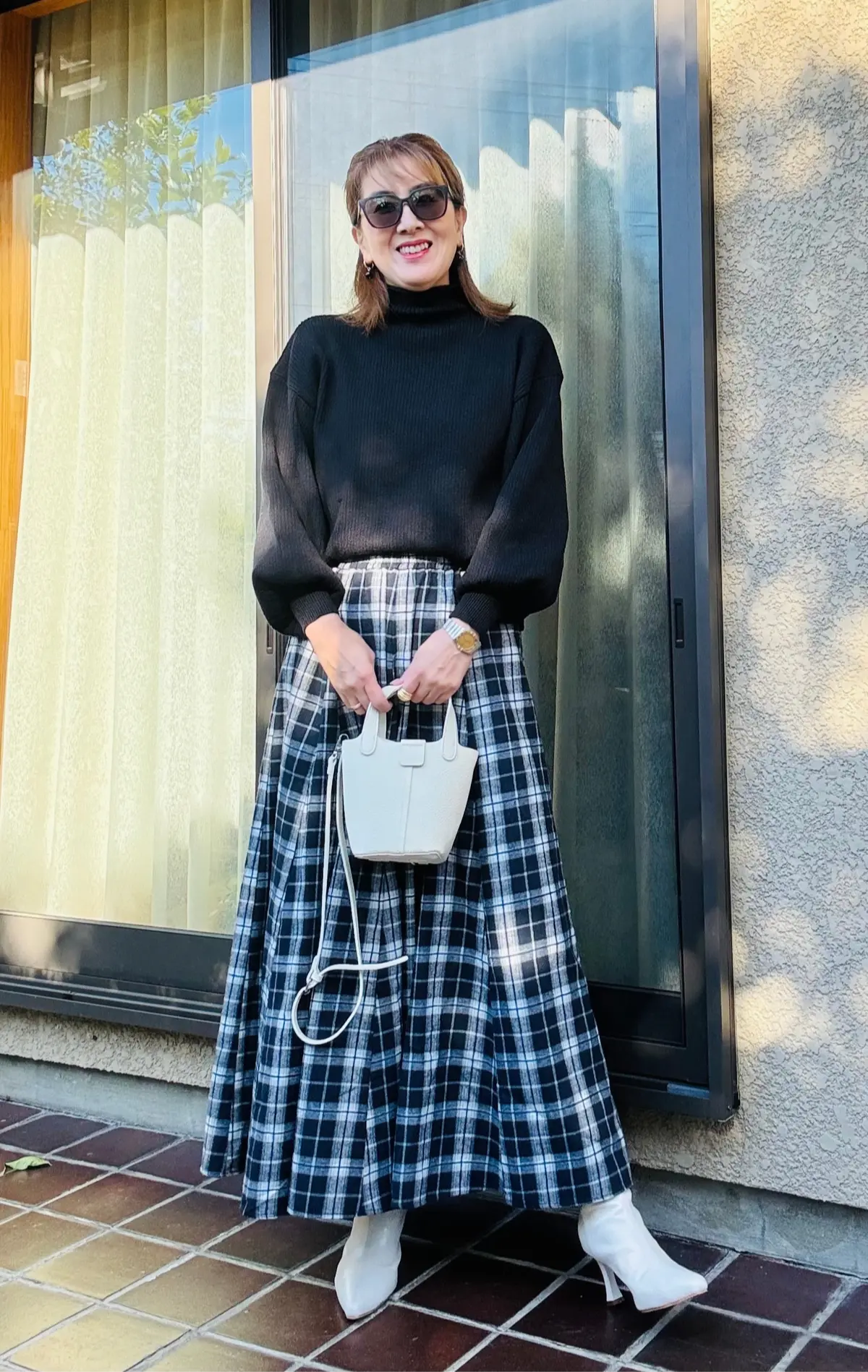 大人に似合う白ブーツ、白バッグコーデの画像_2