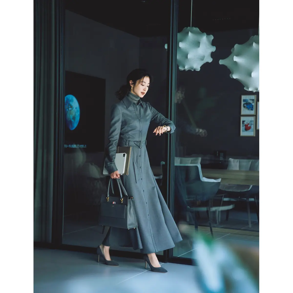 ダークグレーのシャツワンピースの中にグレータートルネックトップスを合わせた、オールグレーのコーディネート　モデル・絵美里　