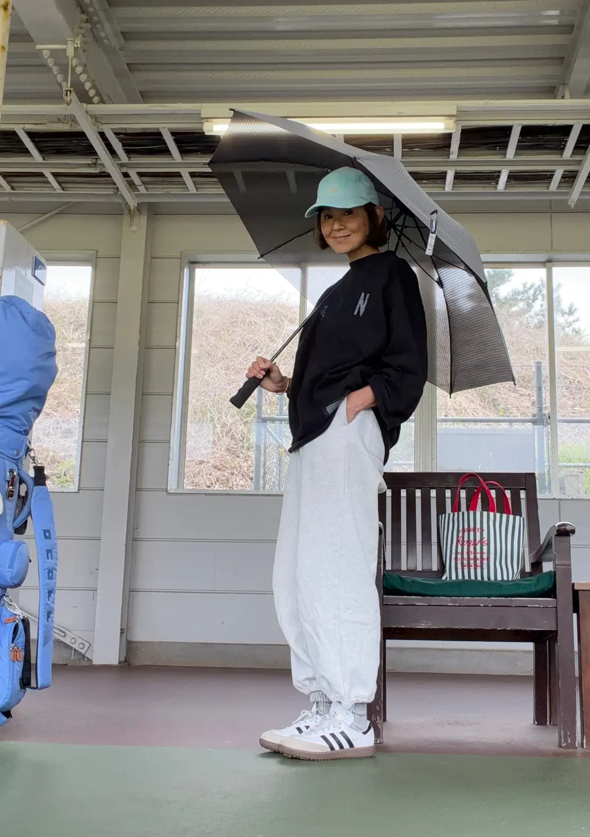 ゴルフ　おすすめ　日焼け対策　kasco「ウェザーフリーメッシュ日傘」　傘を差している画像