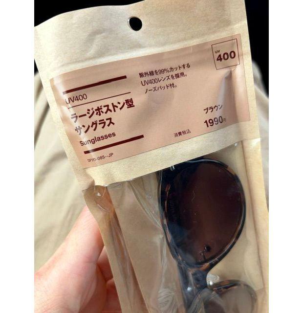 無印良品のサングラス。ブラウン色の丸型フレームで、UV400レンズを使用。プラスチック製で、ノーズパッド付き。価格は1990円。