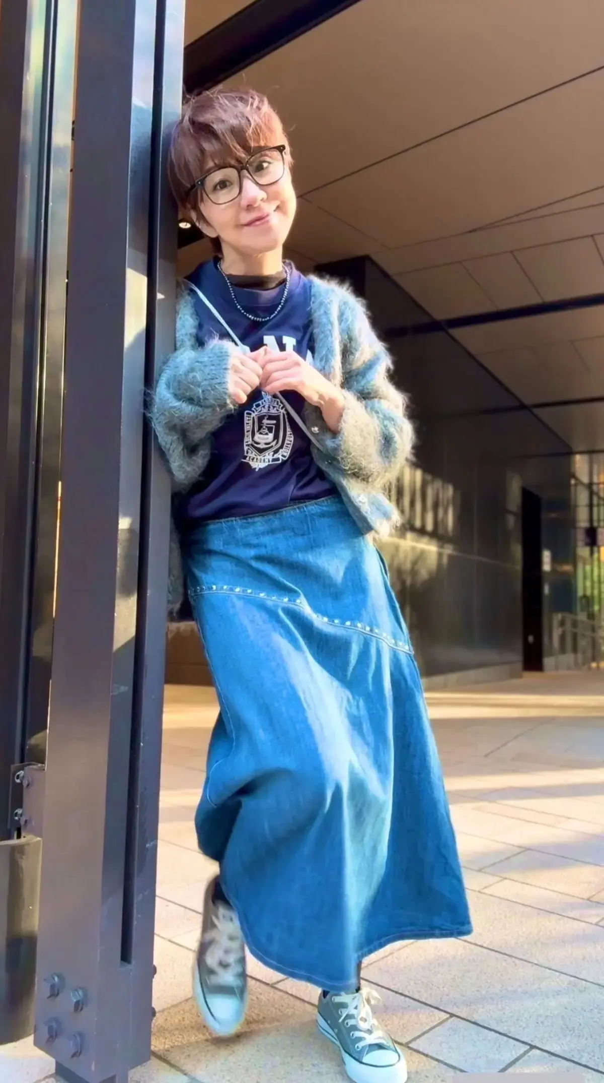 スニーカー デニムスカート　大人カジュアルスタイル