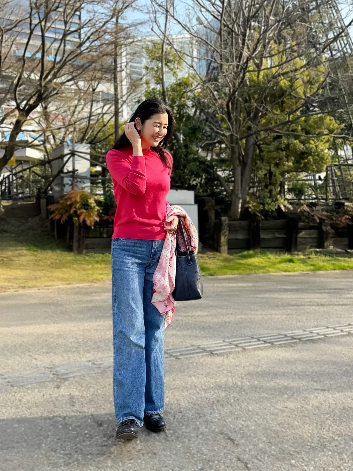 ピンクニット、ブルーデニム、ネイビーバッグ、ネイビーローファー、ピンク系ストール