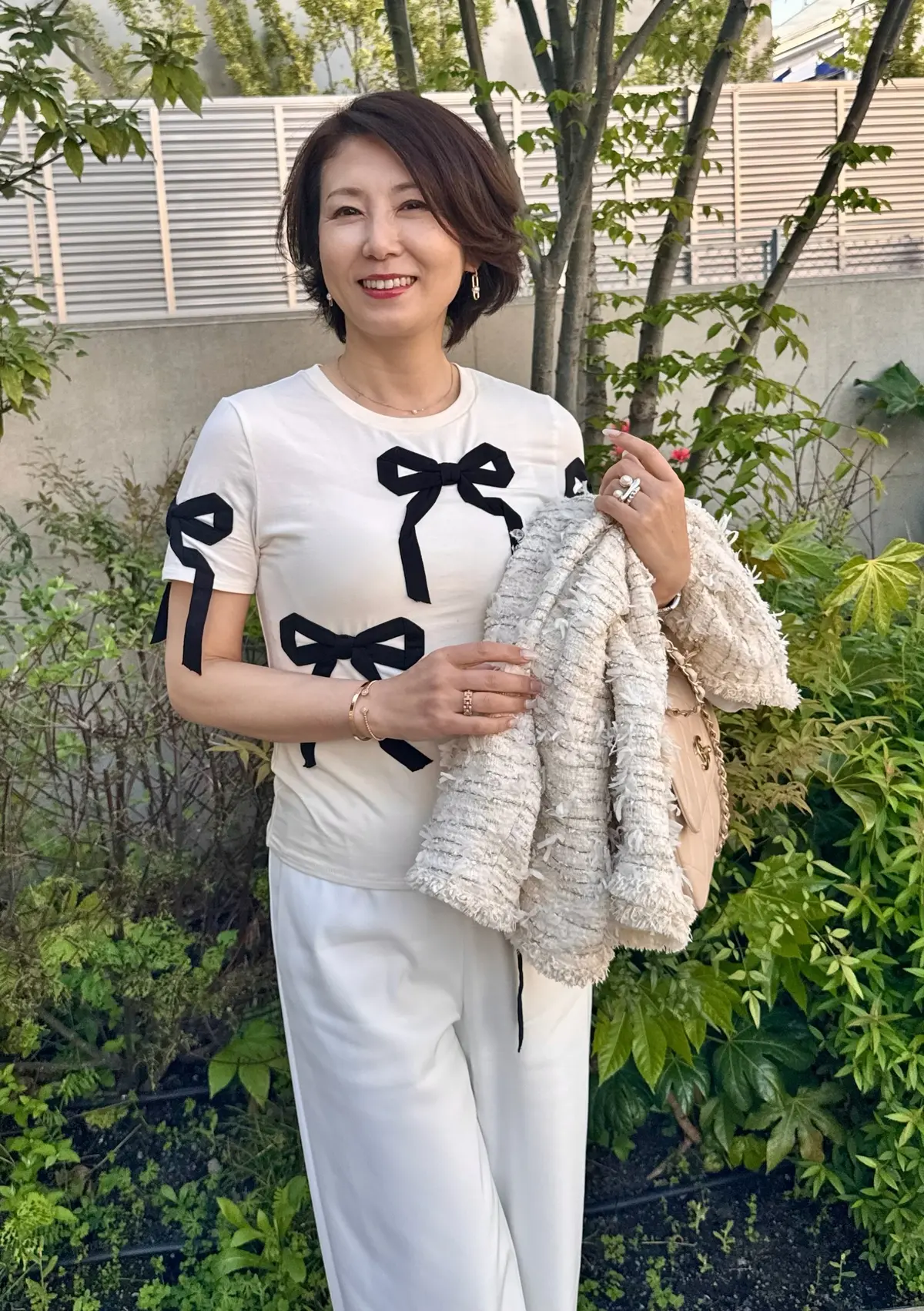 50代コーデ｜リボンTシャツ×白パンツでの画像_10