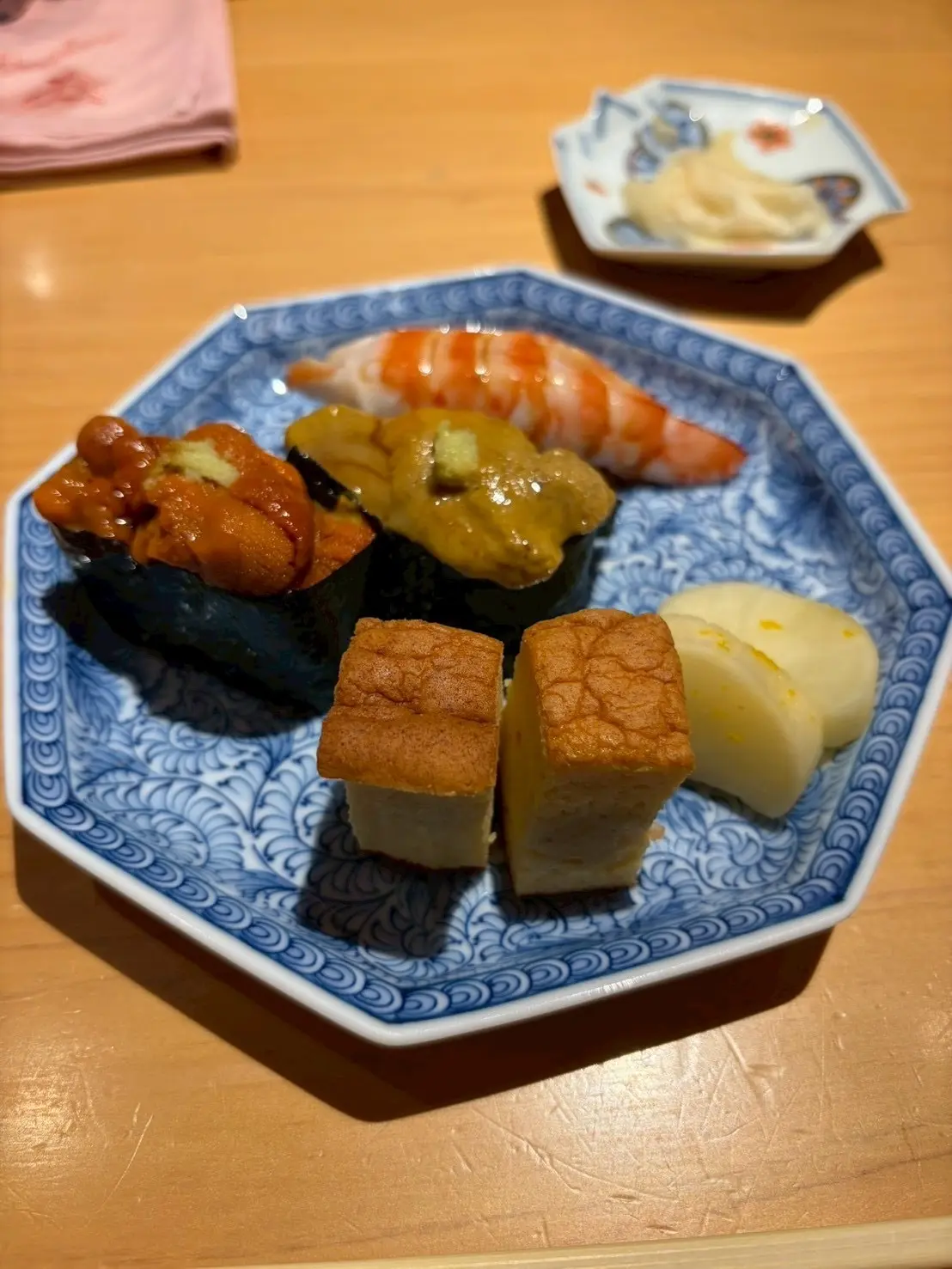 2種類のウニ、車海老、名物のふわふわ卵焼き