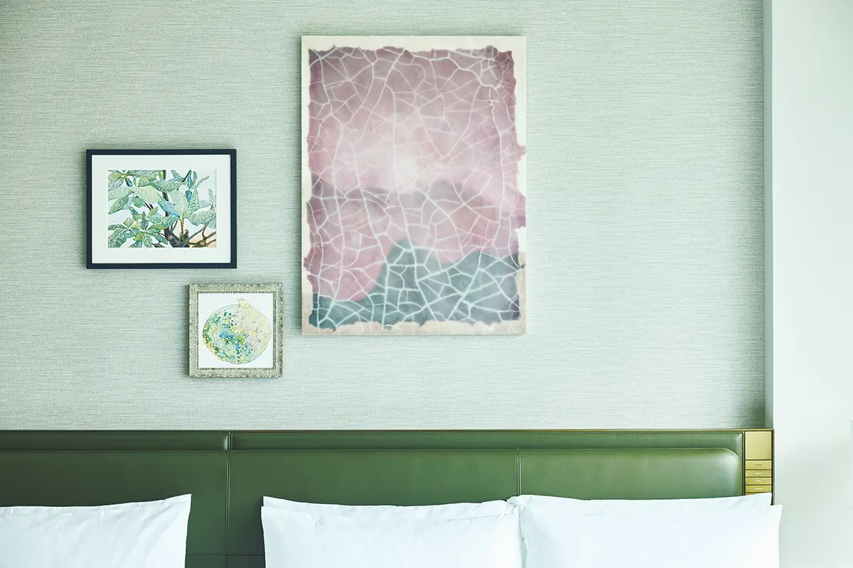 客室にも自然 をテーマにしたアートピースがありなごむ