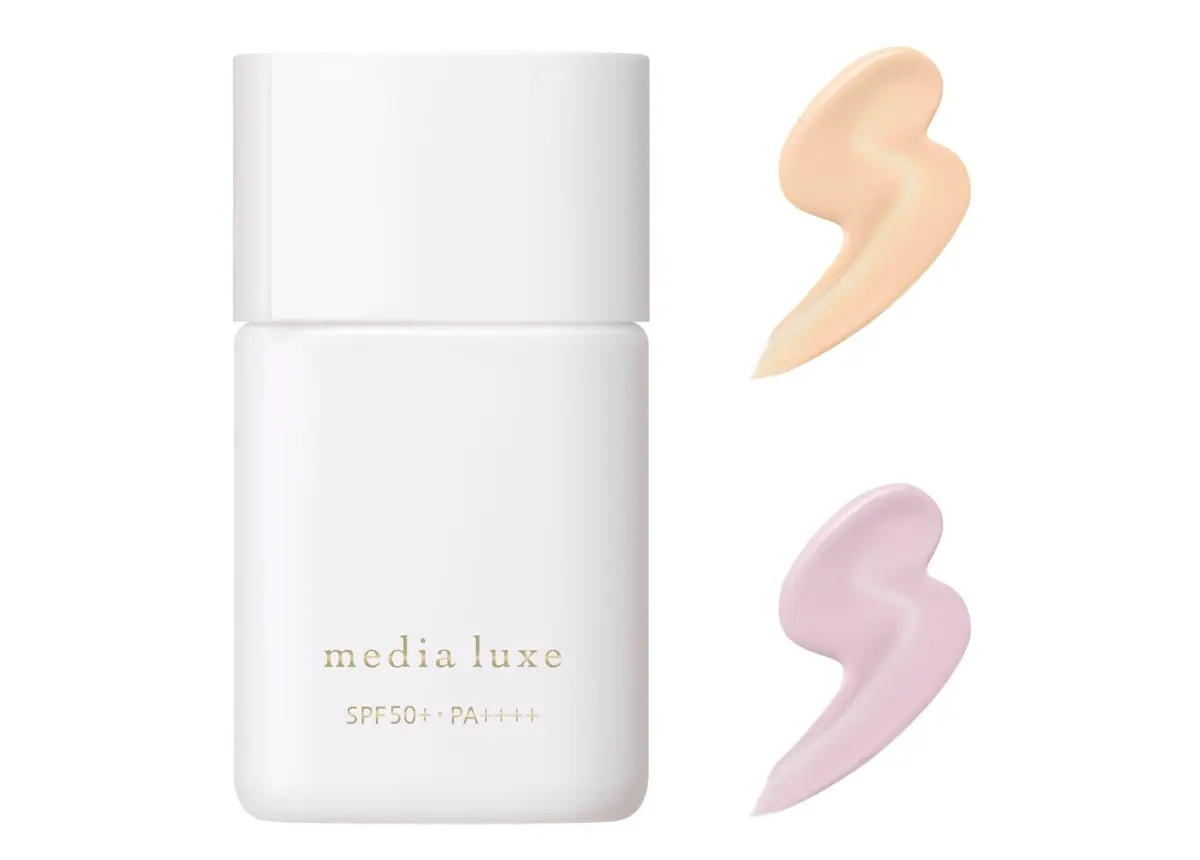 メディアリュクスの化粧下地。白色の容器に「media luxe」のロゴとSPF50+・PA++++の表記がある。容器の横に、ベージュとラベンダー色のクリームのサンプルが置かれている。
