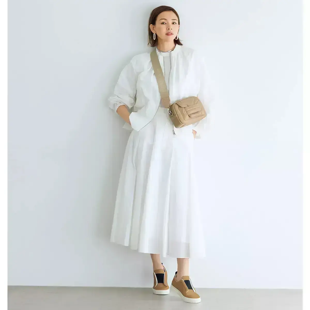 バッグは肩に負担がかかりにくいテープショルダーに注目