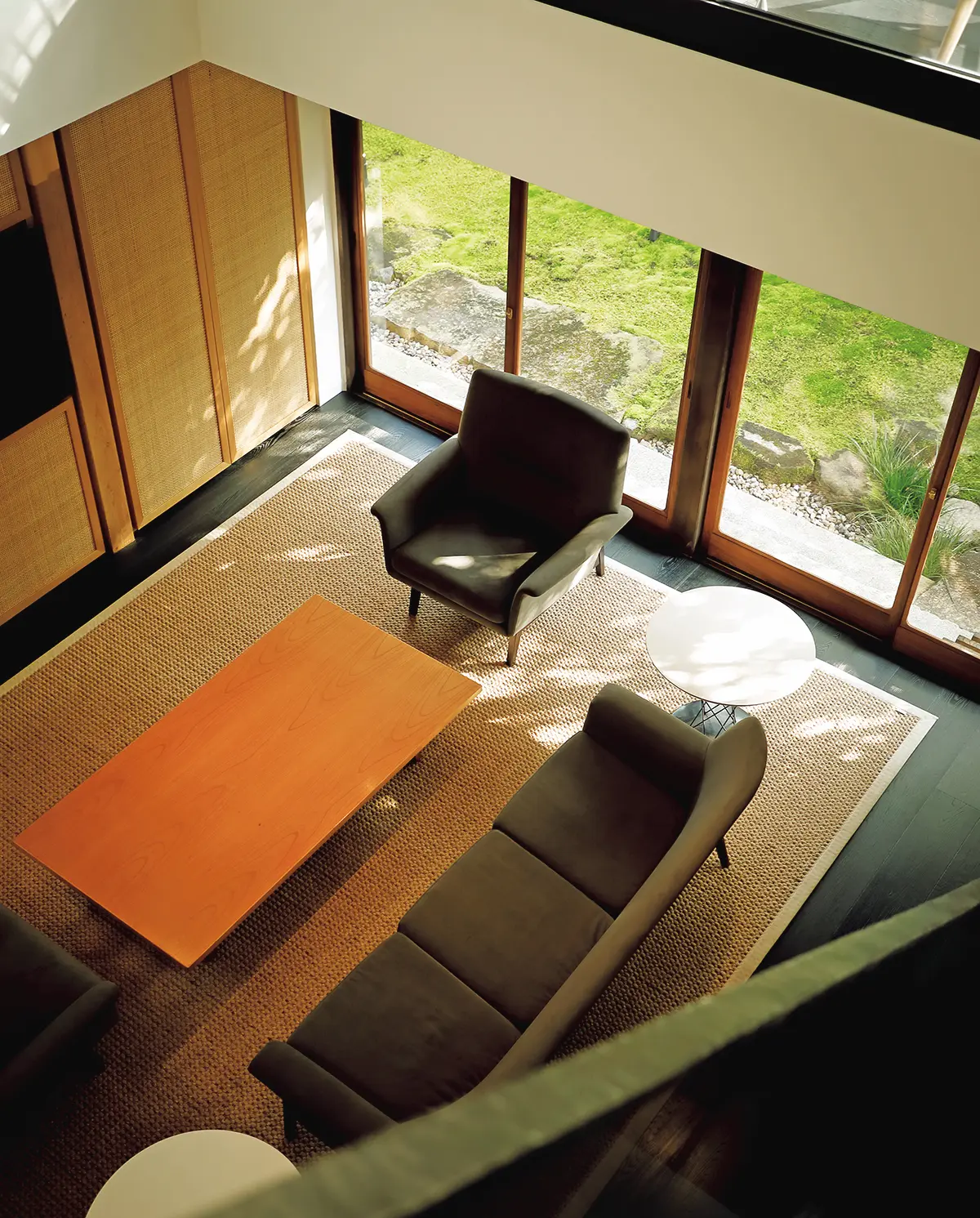 1階も2階も一面ガラス張り。苔むす庭が美しい