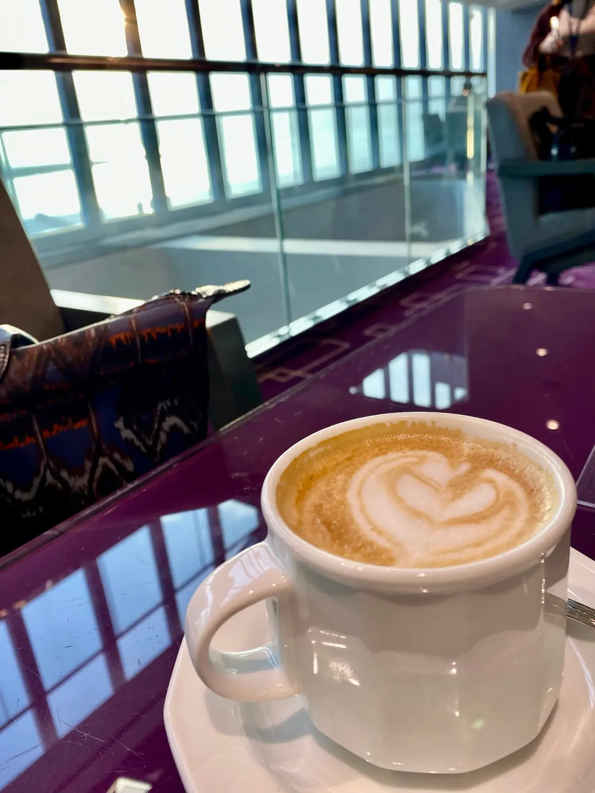 沖縄発着MSCベリッシマの船内ラウンジで、寄港地観光前にコーヒーを楽しむ朝の時間。ドリンクパッケージを利用して気軽に注文できる船内ドリンクと、大人世代に心地よいクルーズの過ごし方