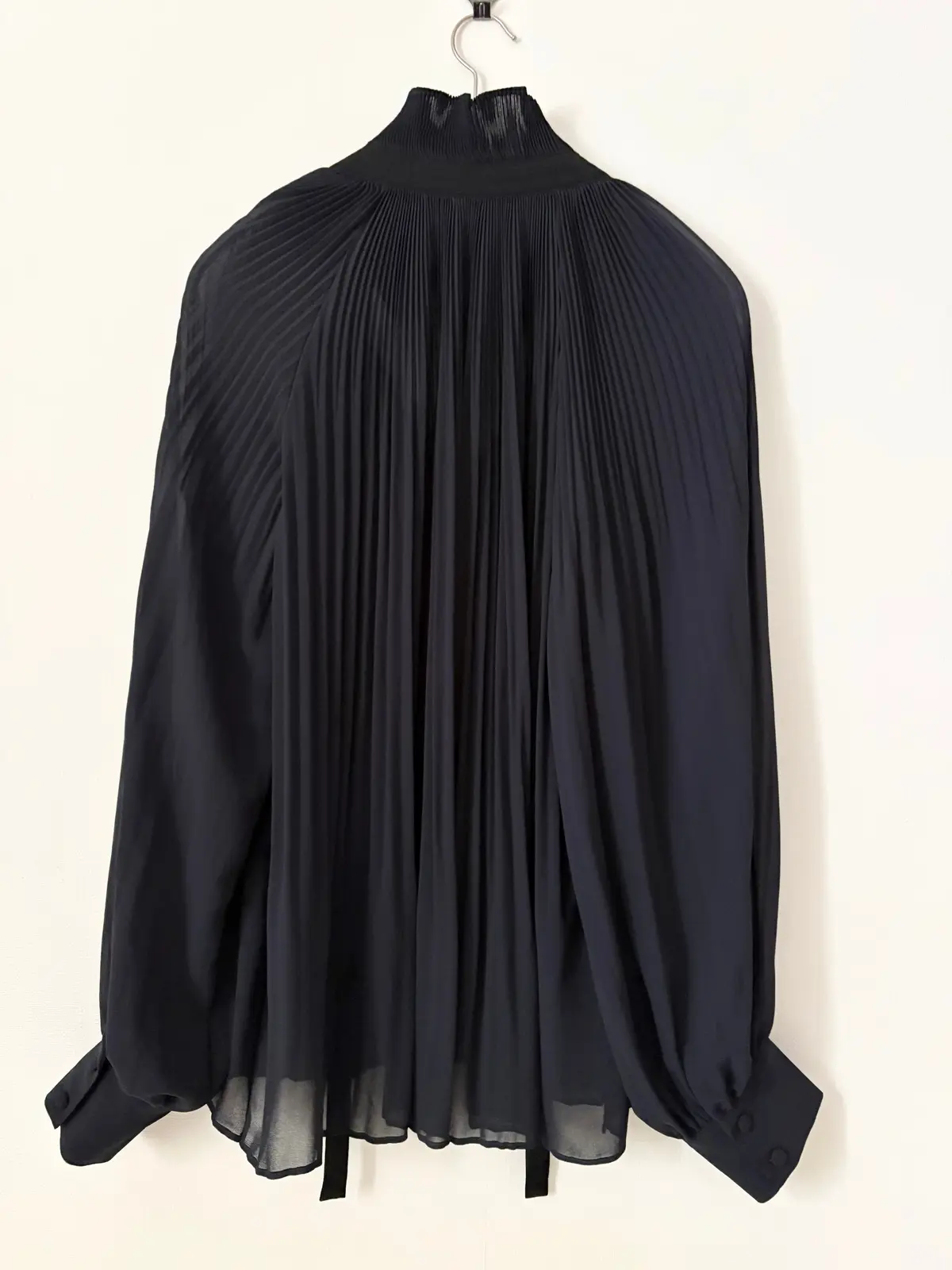 リュンヌのプリーツブラウス　バックスタイル