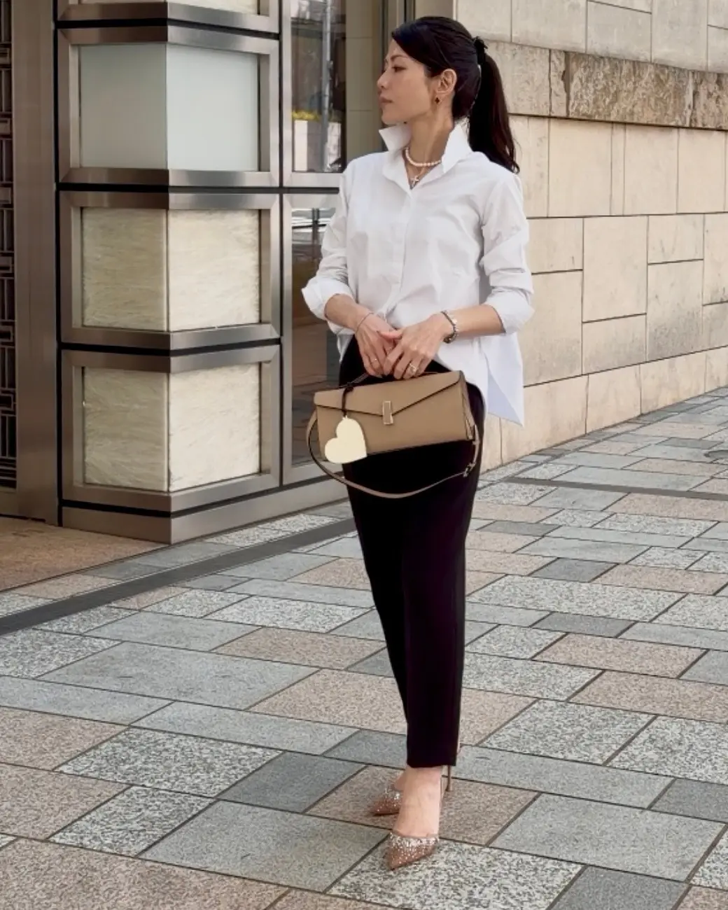 エクラ 華組　小泉雅恵さん　白シャツ　50代　全身コーデ