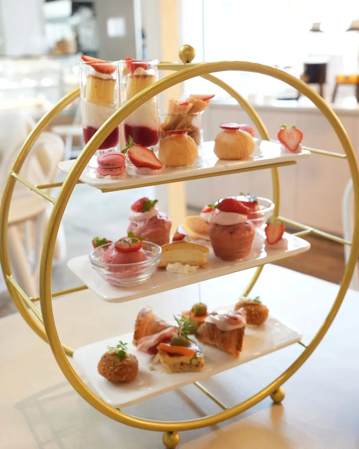 花とスイーツに囲まれた静かな贅沢💐🍓✨の画像_2