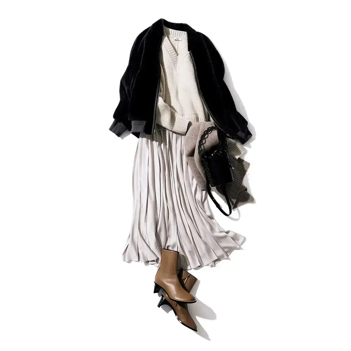 今季トレンドに回帰したプリーツスカート。大人が取り入れるなら、つややかなサテン地＆淡いニュアンスカラーをセレクト