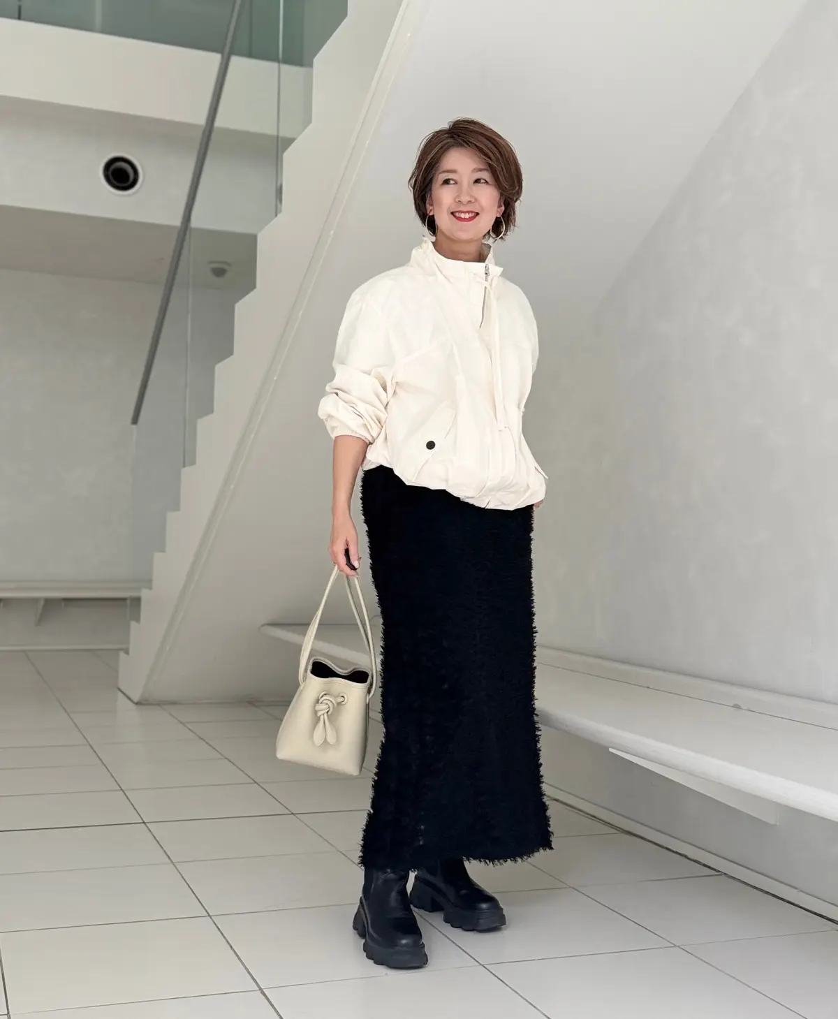 エクラ 華組　根本有加里さん　春アウター　ホワイト　ブルゾン　コーデ　50代