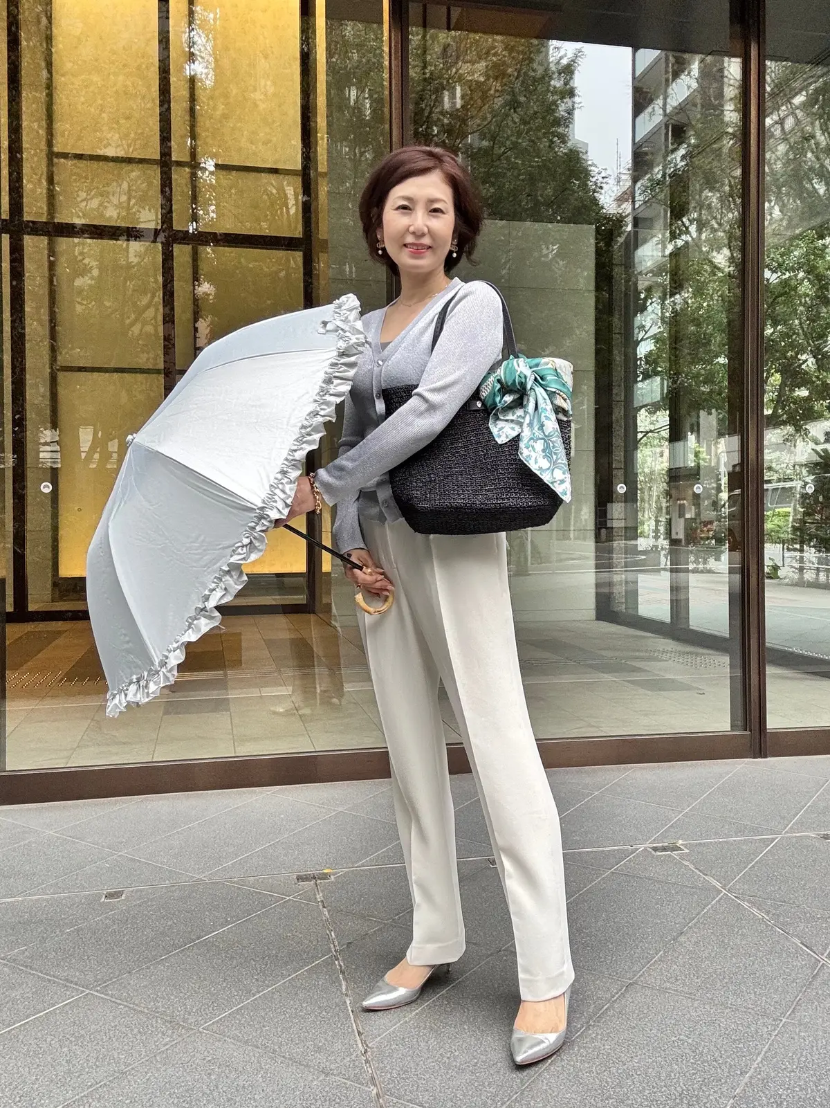 エクラ 華組　小林五月子さん　UV対策　日傘　50代　全身コーデ