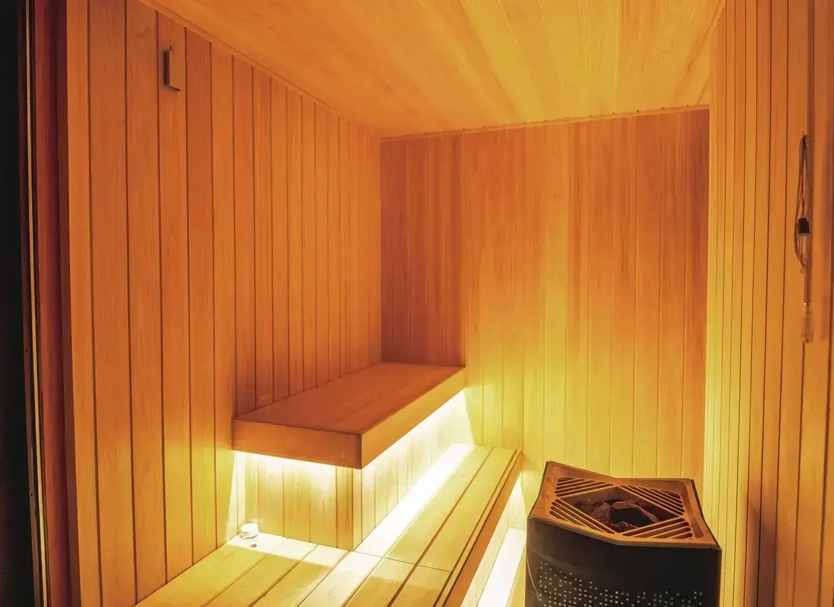 サウナルームは、外を眺められるガラス張りのつくり。屋外に水シャワーもある