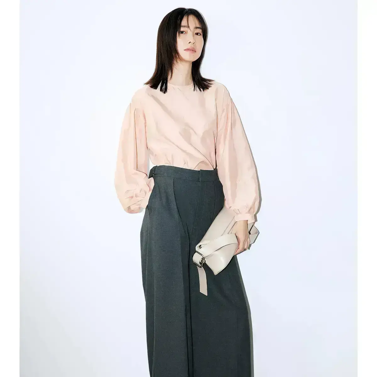 タックパンツ 袖タックTブラウス  50代 3月 春ファッション