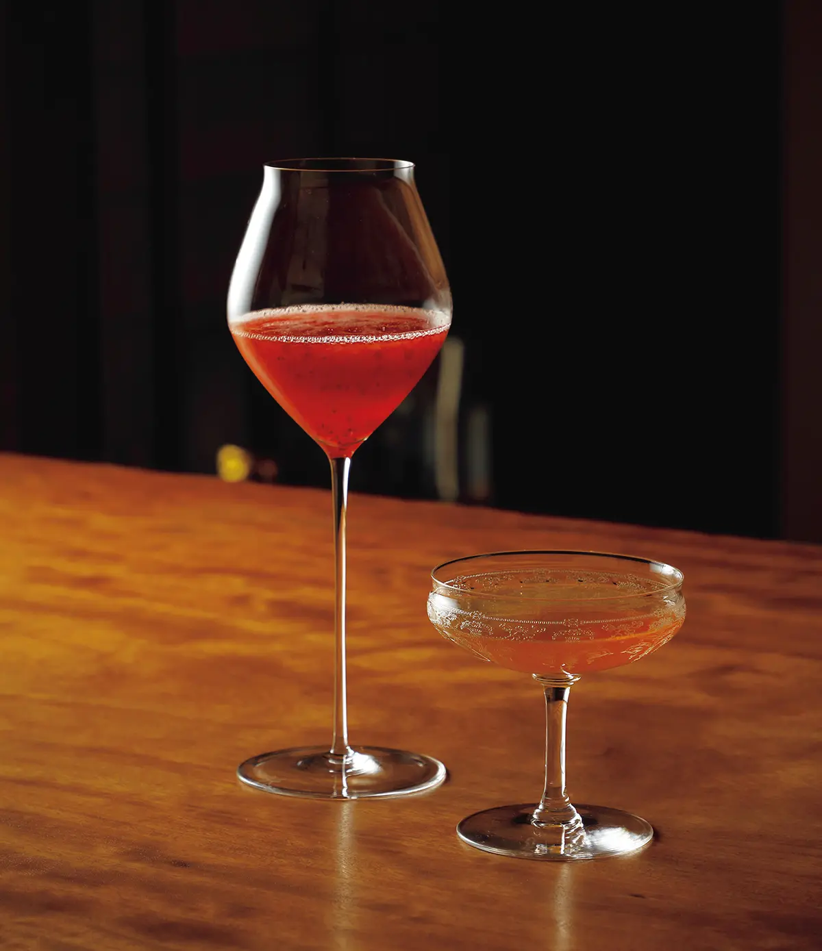 ❸奈良のブラン ドいちご＂古都華＂とサクラのジ ンのカクテル￥1,760（左）。通常 はシェイクで作るサイドカーを ステアで作ることで、香りや味 の感じ方も濃厚に。サイドカー ￥1,760（右）　