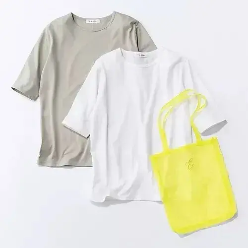 無地のグレー、白のTシャツ2枚と、ネオンイエローのトートバッグが置かれている静物写真。Tシャツはゆったりとしたシルエットで、トートバッグには白い刺繍が施されている。